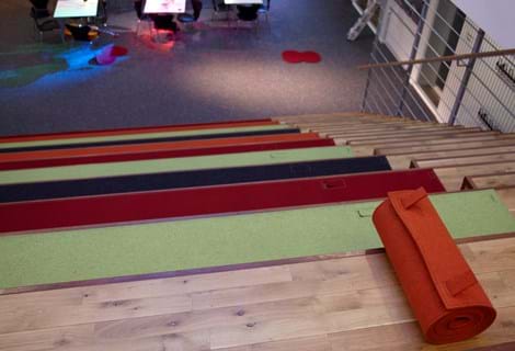 Filt sæde udrullet på trappe